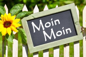 Moin, Moin Schild am Ferienhaus-Zaun an der Nordsee-Küste