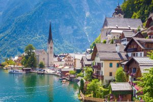 Häuser am See in Oberösterreich